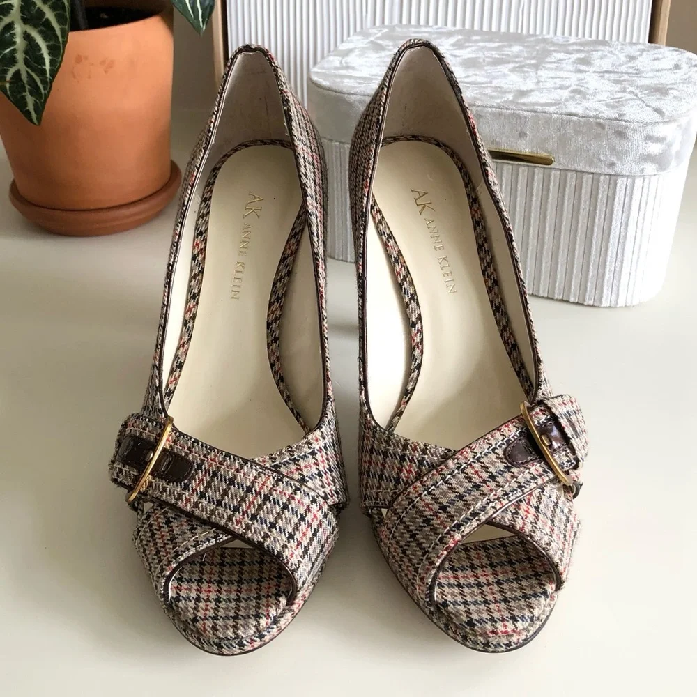AK Anne Klein Plaid Houndstooth Heel Pump Brown Tan Gold Brass hardware size 6.5 - Picture 8 of 16